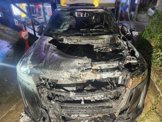 8일 오전 3시 5분께 충남 천안시 서북구 성정동 한 건물 주차장에 주차된 캐딜락 차량에서 불이 났다.(천안서북소방서 제공)