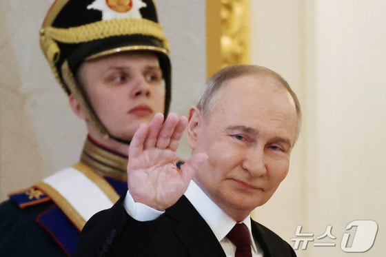 푸틴이 취임식 장에 도착, 손을 흔들고 있다. 2024.05.08 © AFP=뉴스1 © News1 우동명 기자