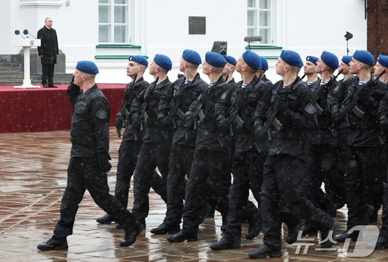 푸틴이 의장대를 사열하고 있는 모습. © 로이터=뉴스1 © News1 박형기 기자
