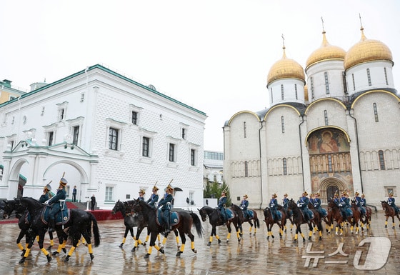 푸틴이 의장대 중 기마대를 사열하고 있다. © 로이터=뉴스1 © News1 박형기 기자