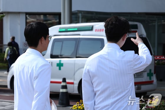 8일 서울 시내 대형병원에서 의료진이 이동하고 있다. 2024.5.8/뉴스1 © News1 신웅수 기자