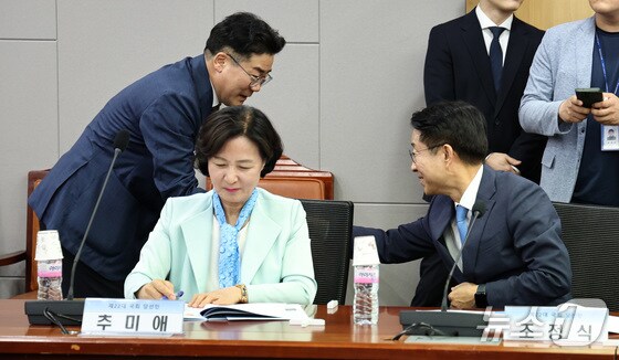 박찬대 더불어민주당 원내대표가 8일 오후 서울 여의도 국회의원회관에서 민주당 기본사회위원회 주최로 열린 제22대 국회 기본사회 정책 간담회에 참석하며 추미애, 조정식 당선인과 인사 나누고 있다. 2024.5.8/뉴스1 © News1 구윤성 기자