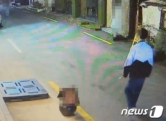 지난달 10일 새벽 전북자치도 전주시에서 길가던 여성 2명을 폭행한 20대 남성이 찍힌 CCTV영상 캡처(독자 제공)2024.4.12/뉴스1