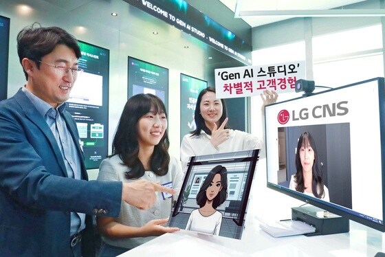 우정사업본부 직원들이 LG CNS 'Gen AI 스튜디오' 투어에 참여해 이미지 생성형AI 서비스를 체험하고 있는 모습.(LG CNS 제공)