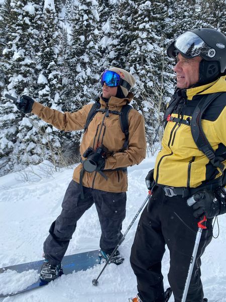 미국 대선 무소속 후보인 로버트 F. 케네디 주니어(오른쪽)이 프로 스노보드 선수 트래비스 라이스와 설산에서 스키를 타고 있다. <출처=로버트 F. 케네디 주니어 페이스북 갈무리>