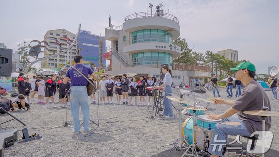 북구는 이달부터 지역 주요 명소에서 거리공연을 열어 음악과 댄스를 선보이고 있다. 지난해 강동해변에서 열린 거리공연 모습 (북구청 제공)