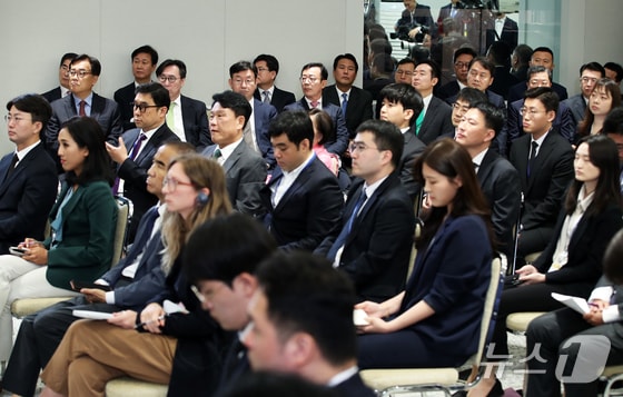 정진석 비서실장을 비롯한 대통령실 참모들이 9일 용산 대통령실 청사 브리핑룸에서 열린 윤석열 대통령의 취임 2주년 기자회견을 지켜보고 있다. 2024.5.9/뉴스1 © News1 오대일 기자