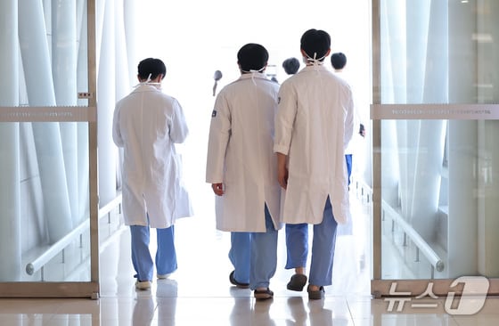 9일 서울 시내 한 대형병원에서 의료진들이 걸어가고 있다. 2024.5.9/뉴스1 © News1 김민지 기자