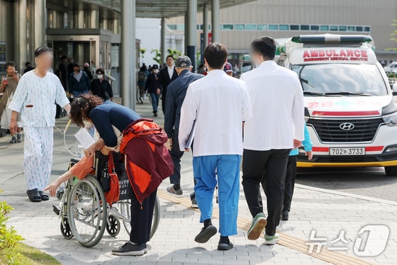 정부의 의대 정원 확대에 반발하는 전공의를 비롯한 의료계의 집단행동이 장기화 되고 있는 9일 서울의 한 대학병원에서 환자와 의료진이 오가고 있다.  © News1 민경석 기자