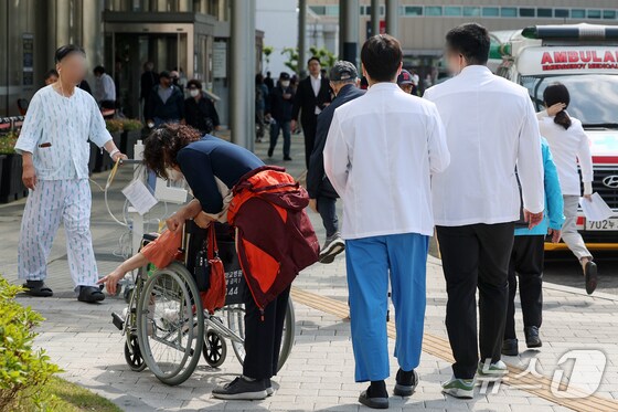 9일 서울의 한 대학병원에서 환자와 의료진이 오가고 있다. 2024.5.9/뉴스1 © News1 민경석 기자