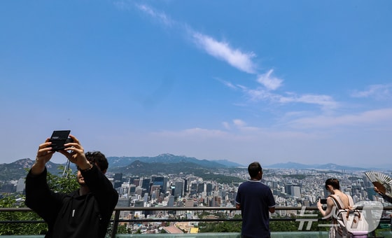 맑은 날씨가 이어진 9일 서울 중구 남산에서 바라본 도심 하늘이 파랗다. 2024.5.9/뉴스1 © News1 김도우 기자