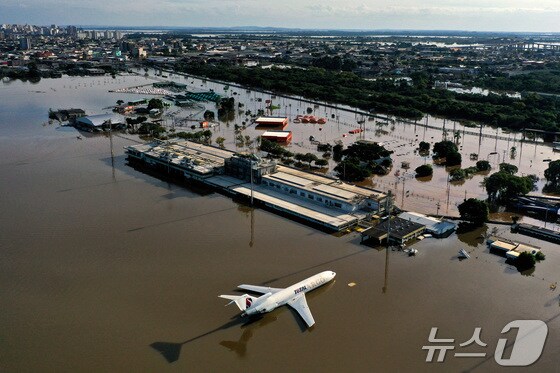 폭우로 수영장이 된 살가도 필호 국제공항. © 로이터=뉴스1 © News1 박형기 기자