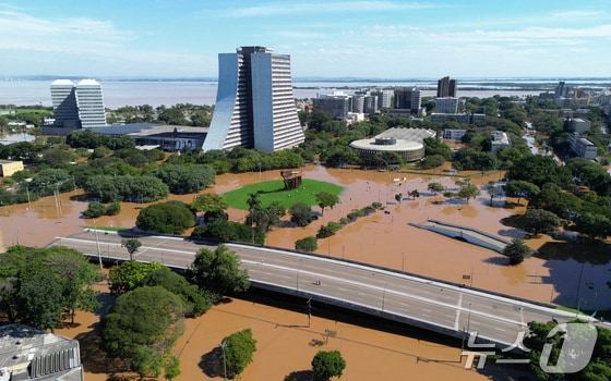 브라질 최남단 히우그란지두술주에서 발생한 홍수로 7일 포르토 알레그레시 중심부가 물에 완전히 잠겨 있다. @ 로이터=뉴스1 © News1 박형기 기자