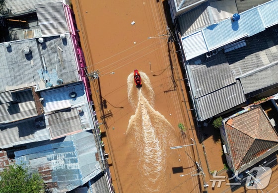 홍수로 7일 포르토 알레그레시의 도로가 강으로 변했다. 구조 보트가 강으로 변한 도로를 질주하고 있다. © 로이터=뉴스1 © News1 박형기 기자