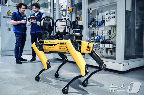  BMW그룹의 영국 햄스 홀 공장에서 활용 중인 보스턴다이내믹스의 4족 보행 로봇 '스팟'의 모습.(BMW 제공)