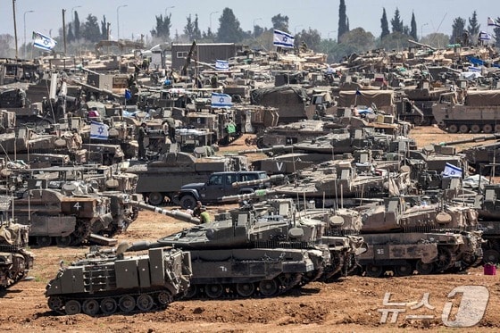 이스라엘군 전차와 장갑차 등 기갑부대가 9일 남부 가자접경지에 떼지어 집결해 마치 라파 공격 명령을 기다리는 모양새이다. 남다른 덩치의 이스라엘 주력 메르카바 전차는 세계에서 방호력이 가장 우수한 탱크로 평가된다. 2024.05.09 © AFP=뉴스1 © News1 권진영기자
