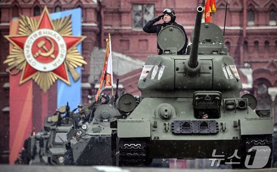 러시아가 제2차 세계대전 승전 79주년을 맞은 9일(현지시간) 모스크바 붉은 광장에서 열병식을 개최한 가운데 구 소련 시절 사용한 T-34 전차가 모습을 드러냈다. 2024.05.09. © AFP=뉴스1 © News1 김성식 기자
