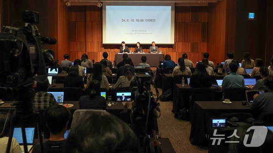 아이돌 그룹 엑소의 첸백시(백현·시우민·첸)의 소속사인 INB100의 법률 대리인인 이재학 변호사가 10일 오후 서울 중구 신라호텔에서 열린 기자회견에서 발언하고 있다. INB100은