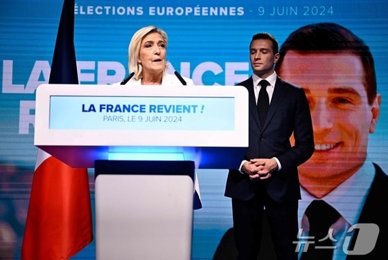 국민연합(RN)의 마린 르펜이 9일(현지시간) 조르당 바르델라와 함께 유럽의회 선거 승리를 선언하고 있다. 2024.6.9 © AFP=뉴스1 © News1 강민경 기자