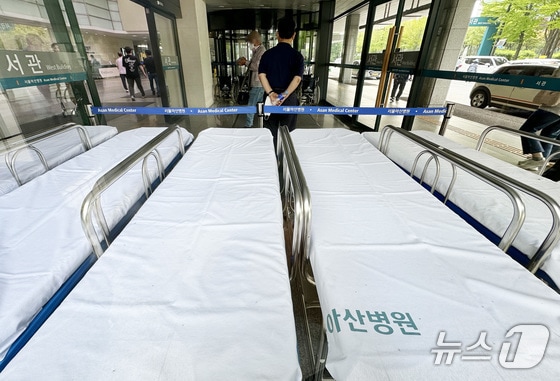 서울 송파구 서울아산병원에서 환자와 보호자들이 이동하고 있다. 2024.6.11/뉴스1 © News1 박지혜 기자