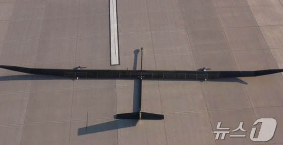 착륙해 있는 태양광 비행기 모습 - BAE 시스템즈 배포  