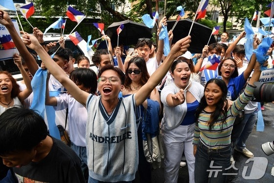 중국의 조업권 침탈 행위를 규탄하는 필리핀 국민들이 11일 마닐라주재 중국 영사관앞에서 필리핀 국기를 흔들며 항의 시위를 벌이고 있다. 2024.06.11 © AFP=뉴스1 © News1 권진영 기자
