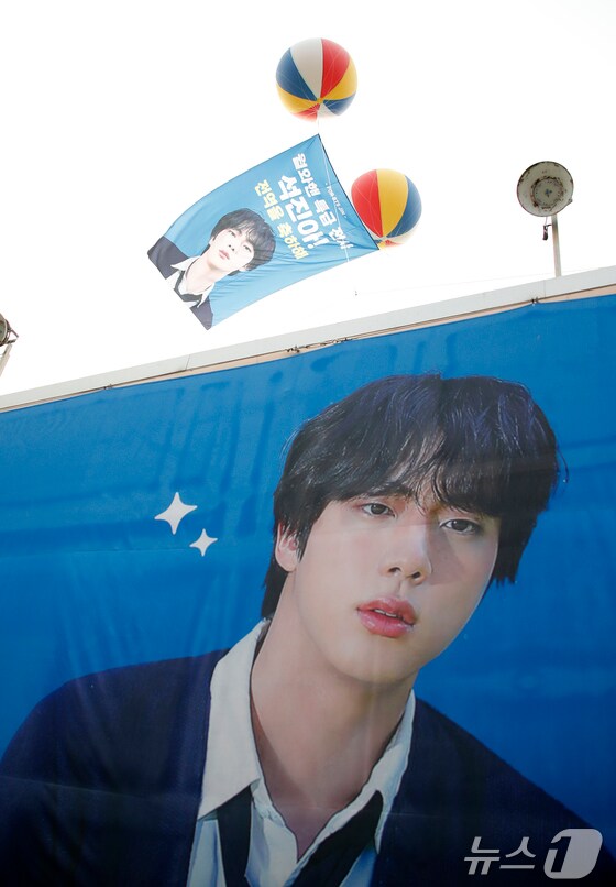 그룹 방탄소년단(BTS) 맏형 진의 전역하는 12일 오전 경기도 연천군 육군 5사단 신병교육대대 앞에 그의 전역을 축하하는 플래카드가 걸려 있다. 2024.6.12/뉴스1 © News1 권현진 기자