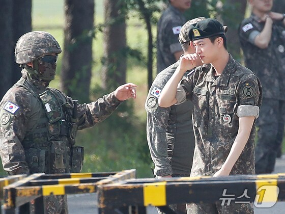 그룹 방탄소년단(BTS) 진이 12일 오전 경기도 연천 소재 육군 제5보병사단 신병교육대대에서 전역 전 병사들과 인사를 나누며 눈물을 흘리고 있다. 2024.6.12/뉴스1 © News1 권현진 기자