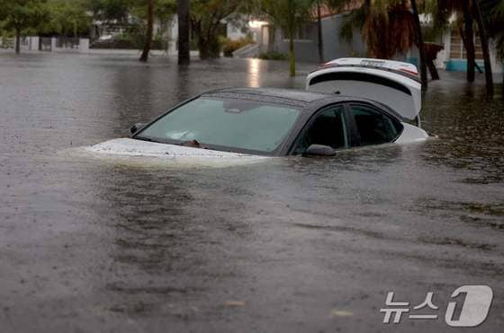 12일 (현지시간) 폭우가 쏟아진 플로리다주 할리우드의 도로에 물에 잠긴 차량이 보인다. 2024.06.13 © AFP=뉴스1 © News1 우동명 기자