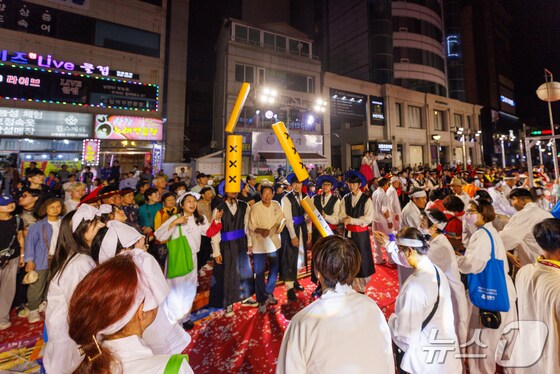 '솟아라, 단오'라는 주제로 6월6일부터 열린 2024 강릉단오제가 8일 간의 일정을 마치고 13일 폐막했다.(강릉단오제위원회 제공) 2024.6.13/뉴스1