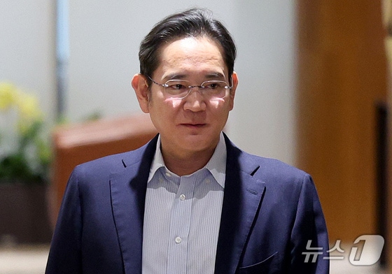 이재용 삼성전자 회장이 미국 출장을 마치고 13일 오후 서울 강서구 서울김포비지니스항공센터를 통해 귀국하고 있다. 2024.6.13/뉴스1 © News1 장수영 기자