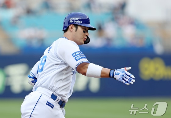 친정팀 KT 위즈를 상대로 첫 타석에서 홈런을 뽑아낸 삼성 박병호. (삼성 제공)
