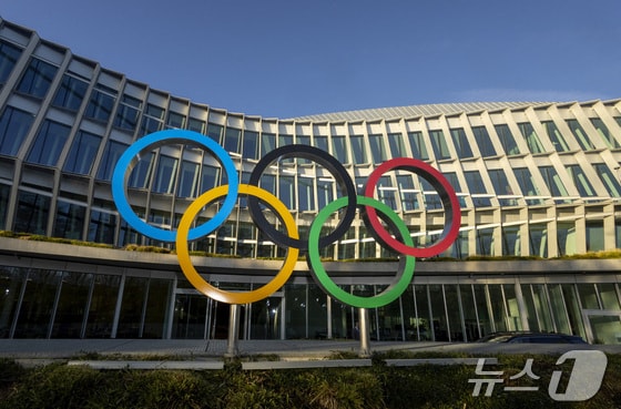 국제올림픽위원회(IOC) 본부에 세워진 올림픽 링. © 로이터=뉴스1 © News1 조소영 기자