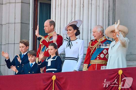 암 투병 중인 케이트 미들턴 영국 왕세자빈(가운데 흰 옷)이 15일(현지시간) 영국 런던에서 열린 찰스 3세 국왕의 생일을 기념하는 퍼레이드(트루핑 더 컬러)에 참석한 후, 남편 윌리엄 왕세자와 세 자녀들, 찰스 3세 국왕, 카밀라 왕비와 함께 버킹엄궁 발코니에서 손을 흔들고 있다. 2024.06.16/뉴스1 © AFP=뉴스1 © News1 조소영 기자