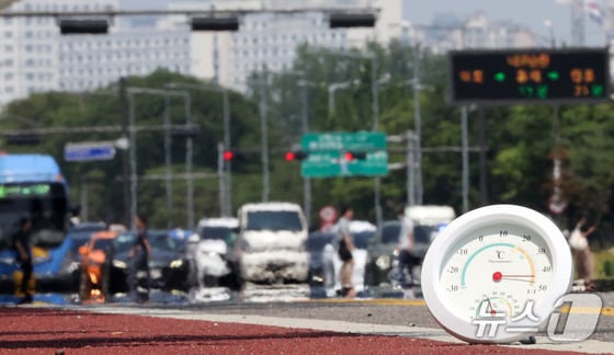 불볕더위가 기승을 부리며 전국 대부분 지역에 폭염특보가 발효된 19일 오후 서울 여의대로에 지열로 인한 아지랑이가 피어오르며 온도계가 지면온도 43도를 가리키고 있다. 2024.6.19/뉴스1 © News1 이동해 기자
