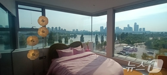 '한강 교량 호텔' 스카이 스위트의 침실 뷰. © 뉴스1 박우영 기자
