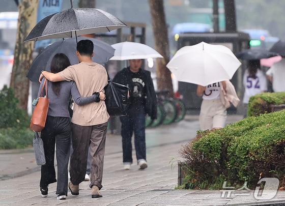 더위를 식혀주는 비가 내린 22일 오전 서울 종각역 인근에서 시민들이 우산을 쓰고 이동하고 있다, 2024.6.22/뉴스1 © News1 김진환 기자