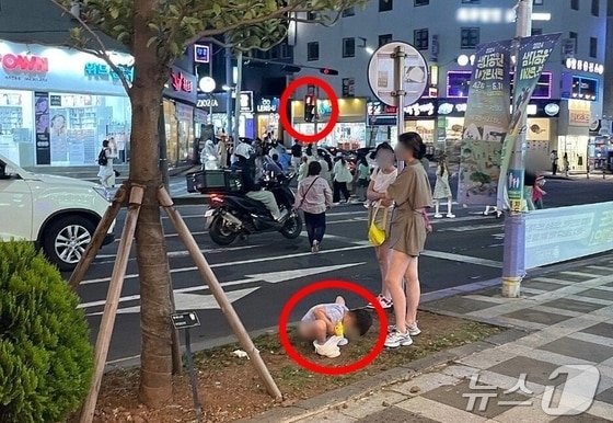 제주 길거리에서 대변 누는 아들을 지켜보는 중국 여성. (온라인 커뮤니티 갈무리)