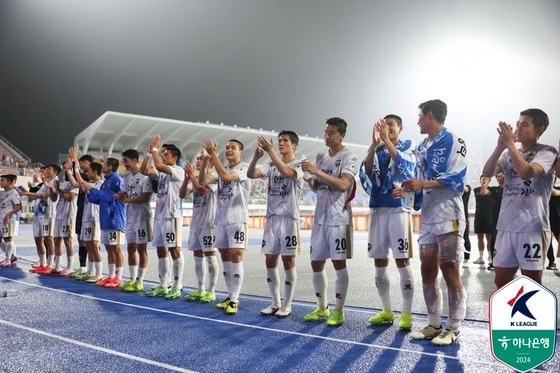 김천 상무가 22일 강원FC를 꺾고 하나은행 K리그1 2024 단독 선두로 올라섰다. (한국프로축구연맹 제공)