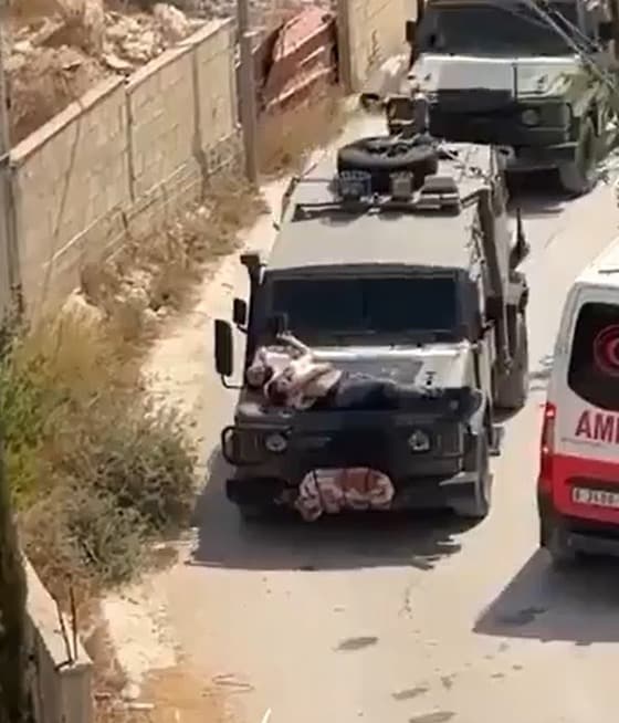 이스라엘 군용 차량 위에 한 남성이 묶여 이송되고 있는 모습. <출처=엑스 갈무리>