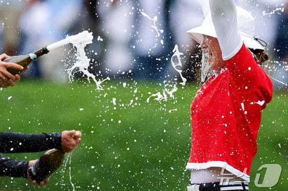 양희영(35)이 24일(한국시간) LPGA투어 KPMG 위민스 PGA 챔피언십에서 우승한 뒤 동료들의 축하를 받고 있다. © AFP=뉴스1