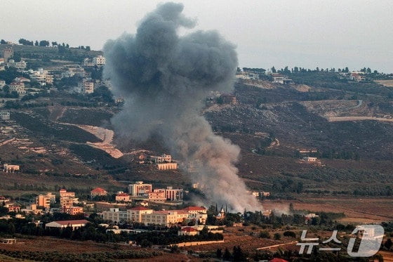 가자지구에서 이스라엘과 하마스의 교전이 계속되는 가운데, 23일(현지시간) 이스라엘이 레바논 남부 키암 마을을 폭격해 연기가 치솟고 있다. 2024.06.23 © AFP=뉴스1 © News1 임여익 기자