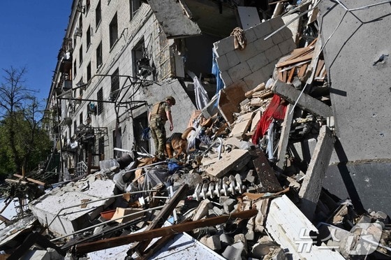 22일 (현지시간) 우크라이나 하르키우에서 러시아 군의 공중 포격을 받아 허물어진 주거 건물이 보인다. 2024.06.24 © AFP=뉴스1 © News1 우동명 기자