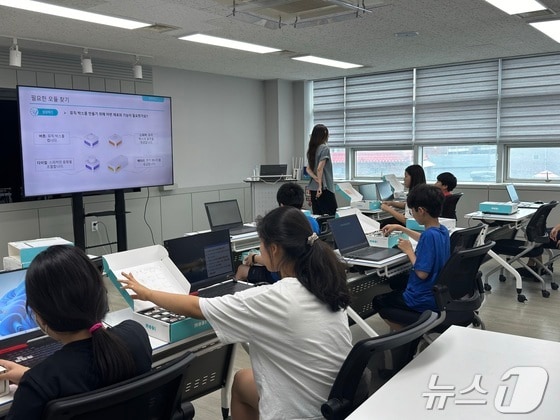  21일 오후 서울 성북구 시립성북청소년센터에서 진행된 소원봉사단의 프로그래밍 수업 현장 © 뉴스1