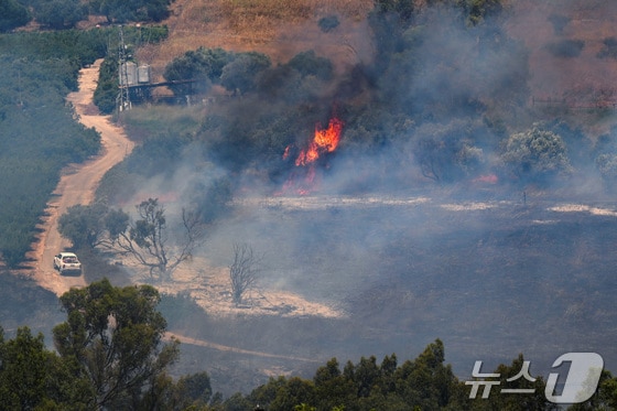 헤즈볼라와 이스라엘의 적대관계 가운데, 18일(현지시간) 레바논의 공격으로 마을이 불타고 있다. 2024.06.18 © 로이터=뉴스1 © News1 임여익 기자