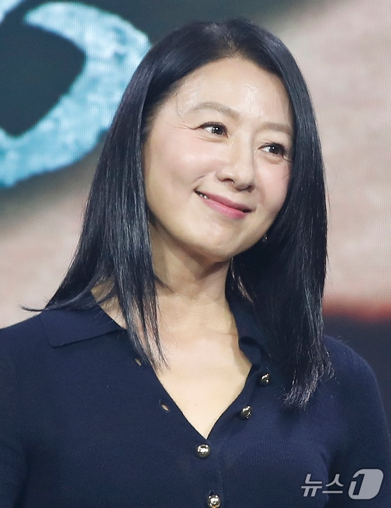배우 김희애가 25일 서울 종로구 JW 메리어트 동대문 스퀘어 서울에서 열린 넷플릭스 시리즈 '돌풍' 제작발표회에서 포즈를 취하고 있다. '돌풍'은 세상을 뒤엎기 위해 대통령 시해를 결심한 국무총리와 그를 막아 권력을 손에 쥐려는 경제부총리 사이의 대결을 그린 작품이다. 2024.6.25/뉴스1 © News1 권현진 기자