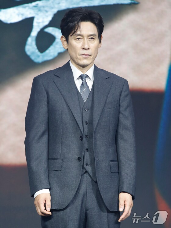 배우 설경구가 25일 서울 종로구 JW 메리어트 동대문 스퀘어 서울에서 열린 넷플릭스 시리즈 '돌풍' 제작발표회에서 포즈를 취하고 있다. '돌풍'은 세상을 뒤엎기 위해 대통령 시해를 결심한 국무총리와 그를 막아 권력을 손에 쥐려는 경제부총리 사이의 대결을 그린 작품이다. 2024.6.25/뉴스1 © News1 권현진 기자