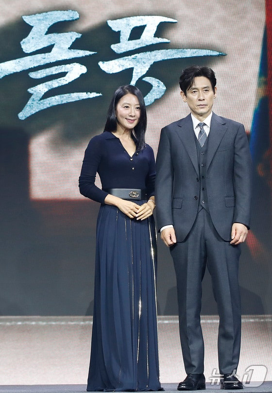 배우 김희애와 설경구(오른쪽)가 25일 서울 종로구 JW 메리어트 동대문 스퀘어 서울에서 열린 넷플릭스 시리즈 '돌풍' 제작발표회에서 포즈를 취하고 있다. '돌풍'은 세상을 뒤엎기 위해 대통령 시해를 결심한 국무총리와 그를 막아 권력을 손에 쥐려는 경제부총리 사이의 대결을 그린 작품이다. 2024.6.25/뉴스1 © News1 권현진 기자