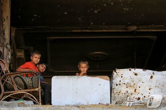 이스라엘과 하마스 사이의 갈등이 계속되는 가운데, 24일(현지시간) 가자지구 알부레이 난민촌 어린이들이 이스라엘의 폭격으로 파손된 건물 안에 있다. 2024.06.24 © AFP=뉴스1 © News1 임여익 기자