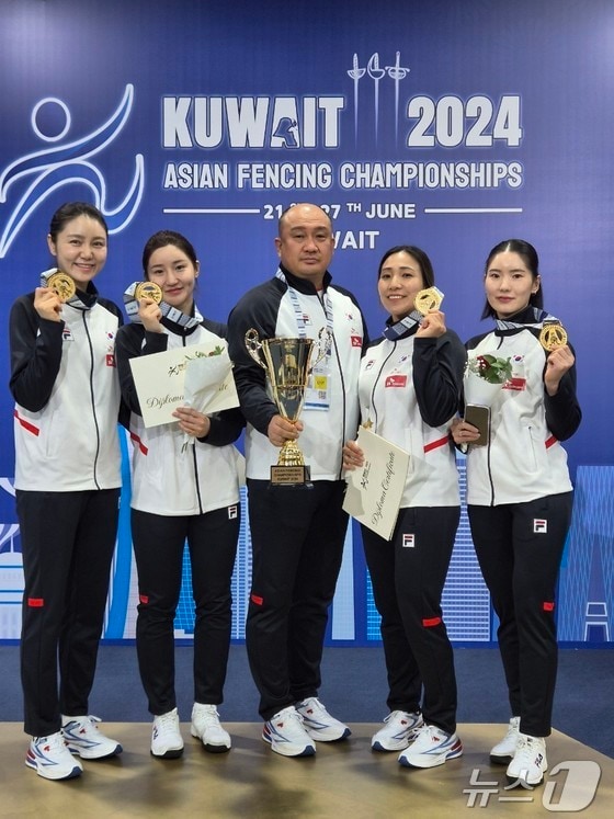 펜싱 여자 에페 대표팀이 25일(현지시간) 열린 2024 쿠웨이트 아시아선수권에서 단체전 금메달을 수확한 뒤 기념 촬영을 하고 있다. (대한펜싱협회 제공)